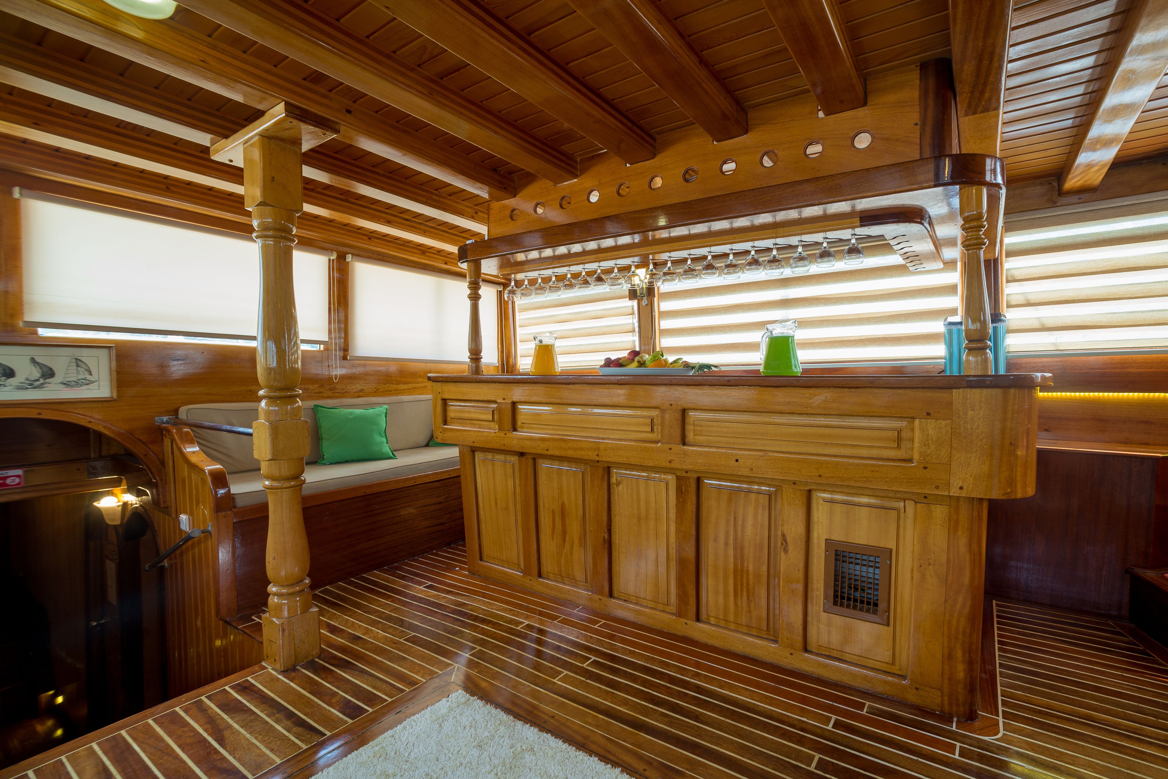 Bar (trong khuôn viên)