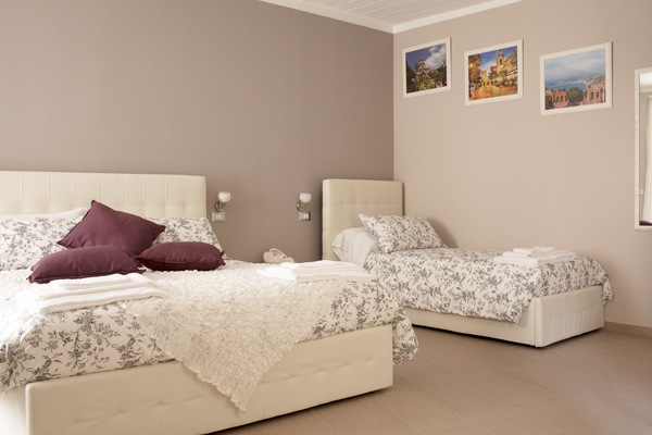 Double Room, 1 Katil Ratu (Queen), Non Smoking | Meja, Wi-fi percuma, cadar katil