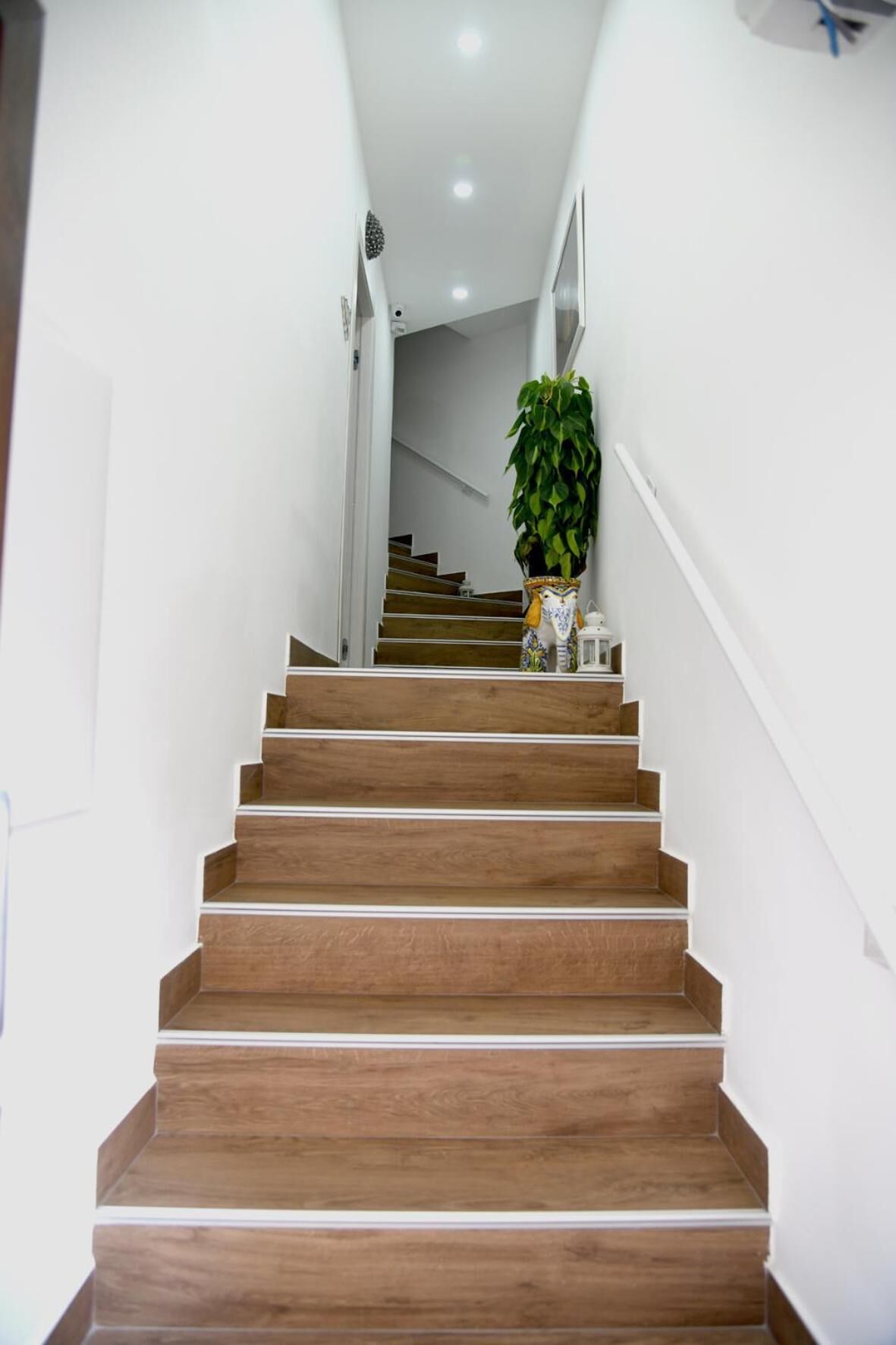 Eine Treppe mit Holzstufen, die zu einer Zwischenebene führt.