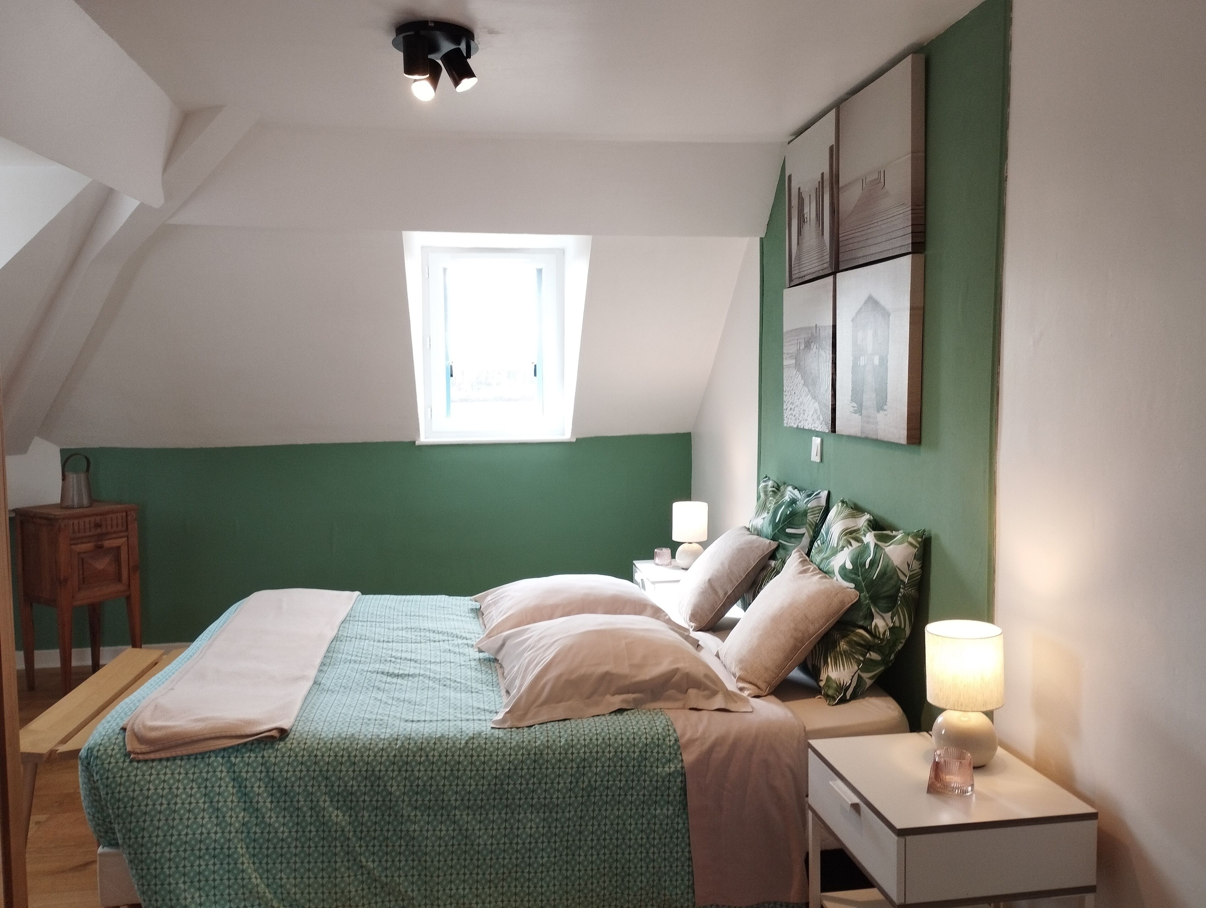 Chambre (Iris) | Décoration personnalisée, ameublement personnalisé, bureau