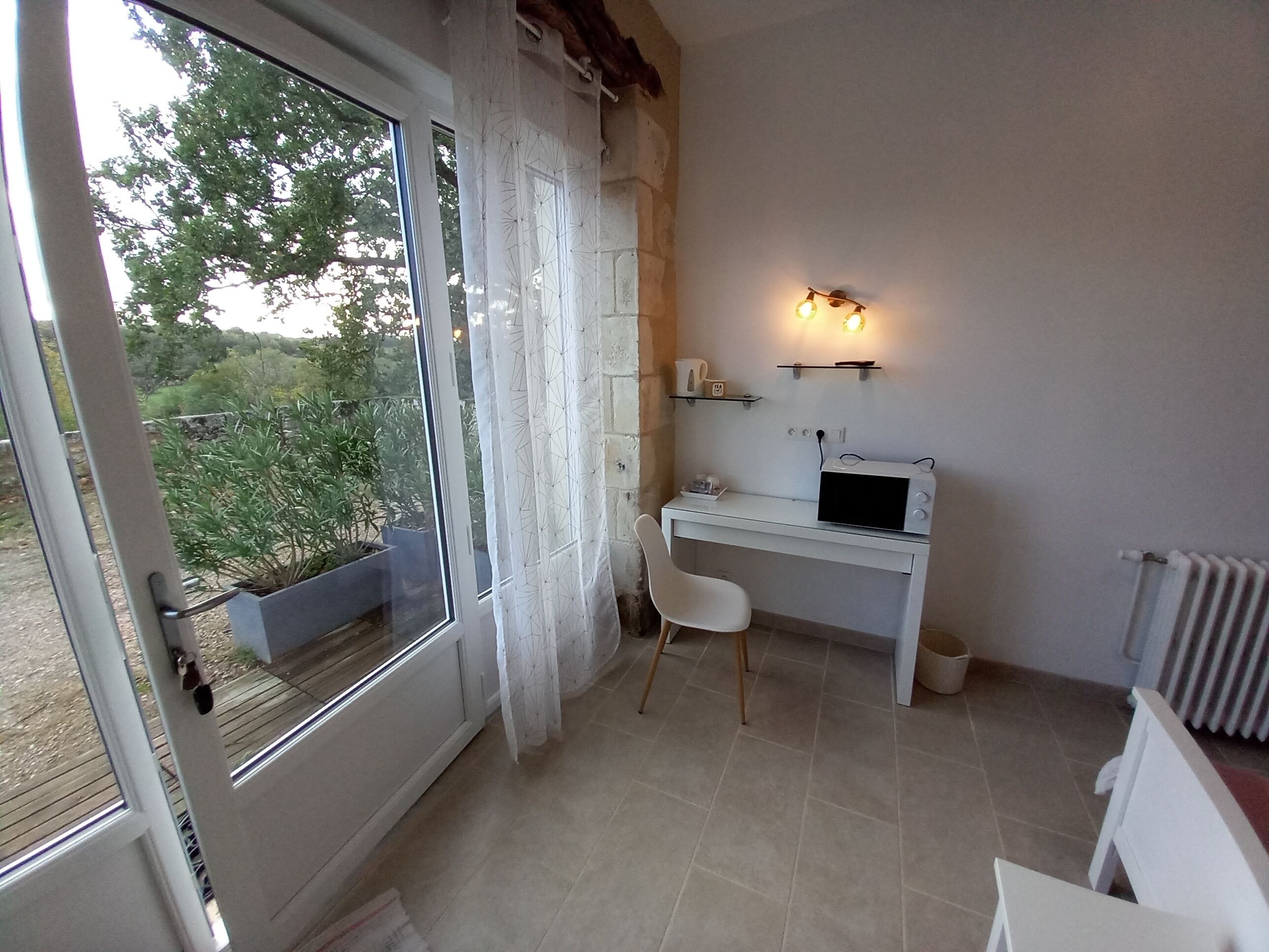 スタンダード ルーム シングルベッド 2 台 バリアフリー リバービュー | 客室内のダイニングエリア