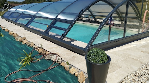 A greenhouse structure with a transparent roof over a swimming pool. - Villa du Cerf Thibault (Le Blanc)