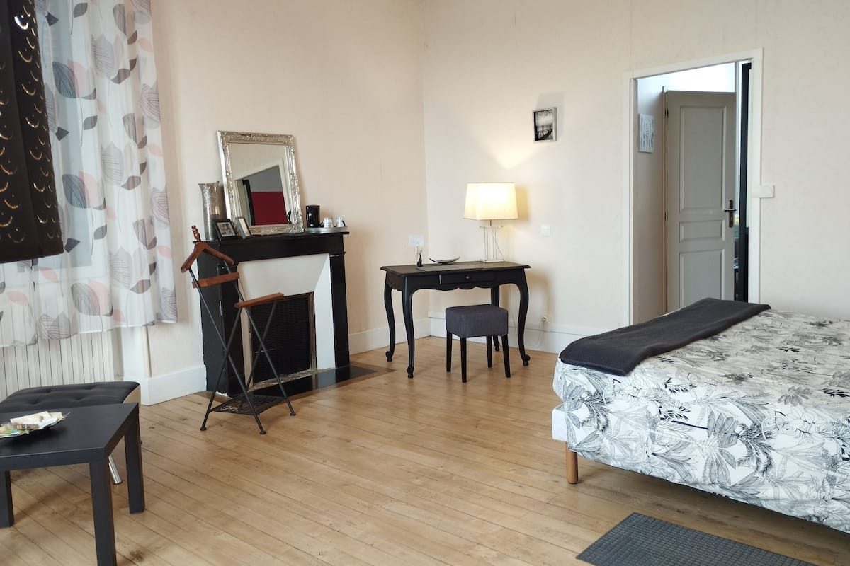 Suite familiar, 1 habitación, vista al río (Capucine) | Escritorio, espacio para trabajar con laptop y insonorización