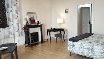 Suite familiar, 1 habitación, vista al río (Capucine) | Escritorio, espacio para trabajar con laptop y insonorización