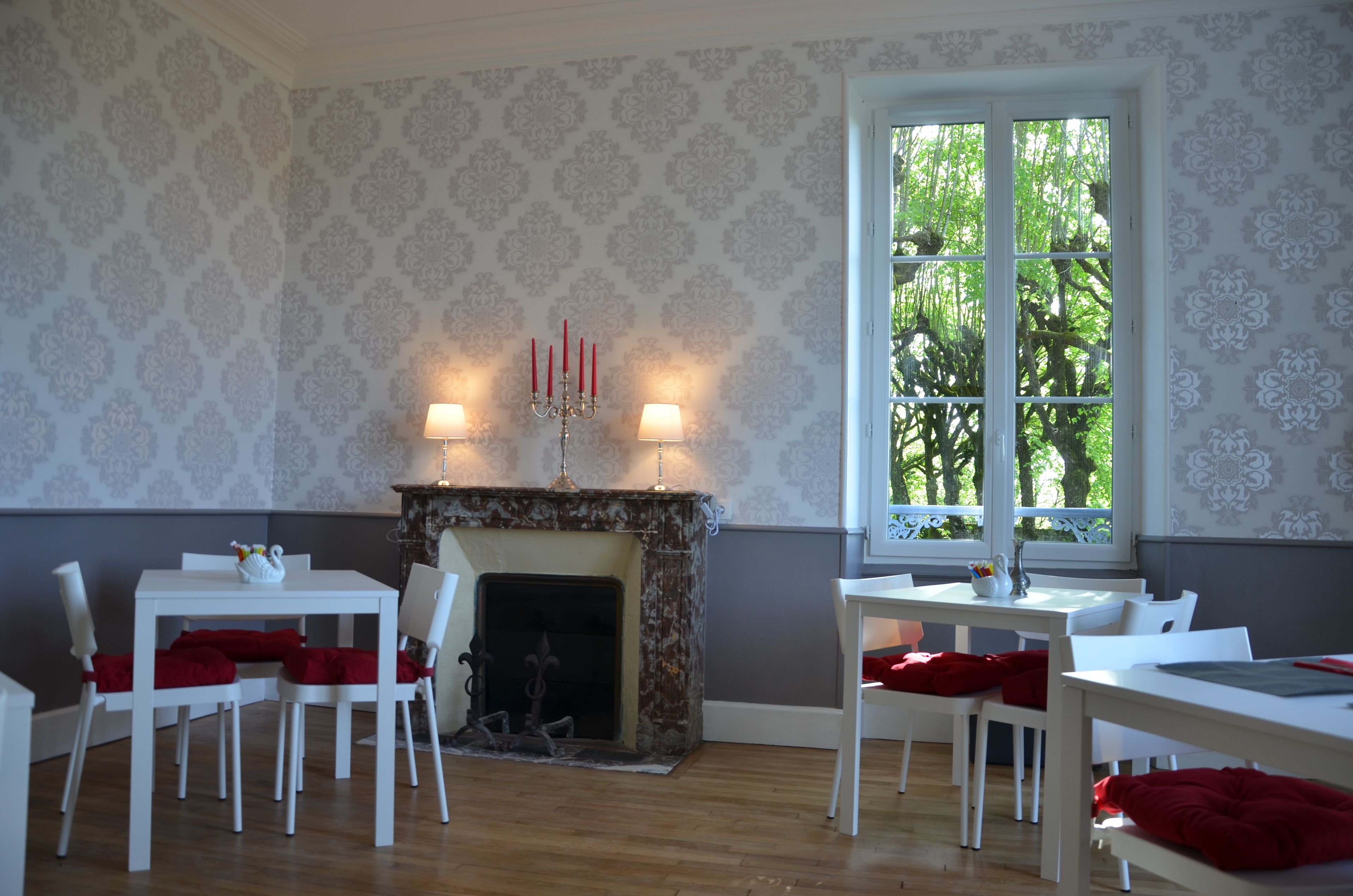 Desayuno buffet diario (EUR 8 por persona)