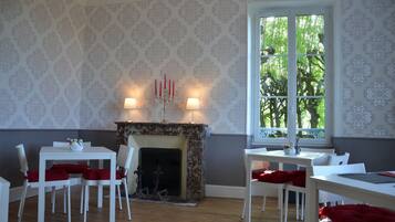 Petit déjeuner buffet (8 EUR par personne)