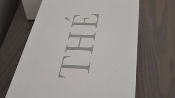 Una caja blanca con la palabra "THE" sobre una superficie de madera.