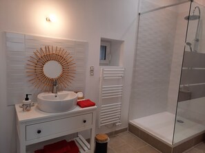 Chambre Standard, 2 lits une place, accessible aux personnes à mobilité réduite, vue fleuve | Salle de bain