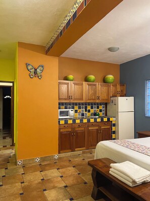 Habitación triple Deluxe, varias camas | Cocina privada | Refrigerador, microondas y utensilios de cocina 