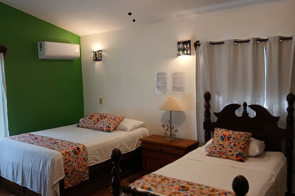 Tabla de planchar con plancha, wifi gratis y ropa de cama