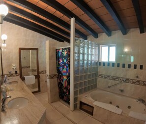 Kostenlose Toilettenartikel, Haartrockner, Handtücher