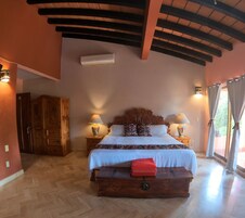 Tabla de planchar con plancha, wifi gratis y ropa de cama 