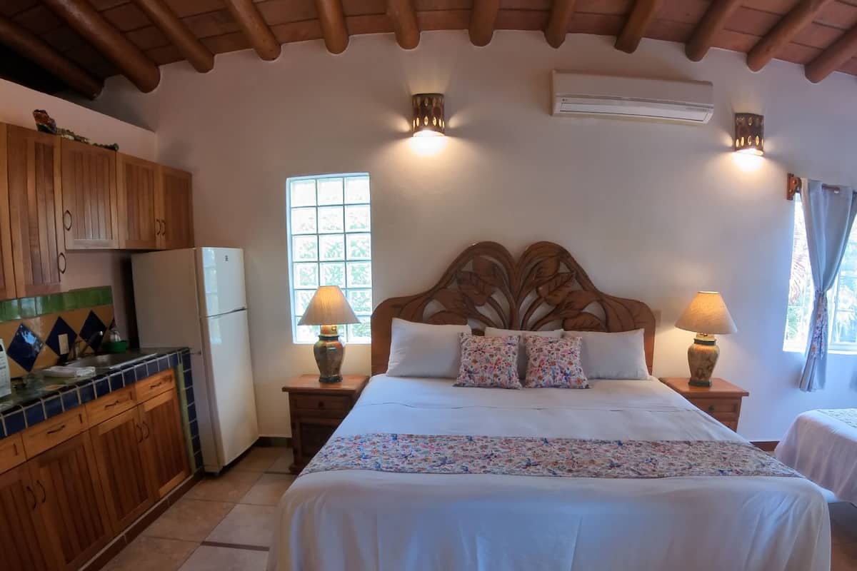 Tabla de planchar con plancha, wifi gratis y ropa de cama
