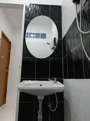 Standard Double Room | Pia do banheiro