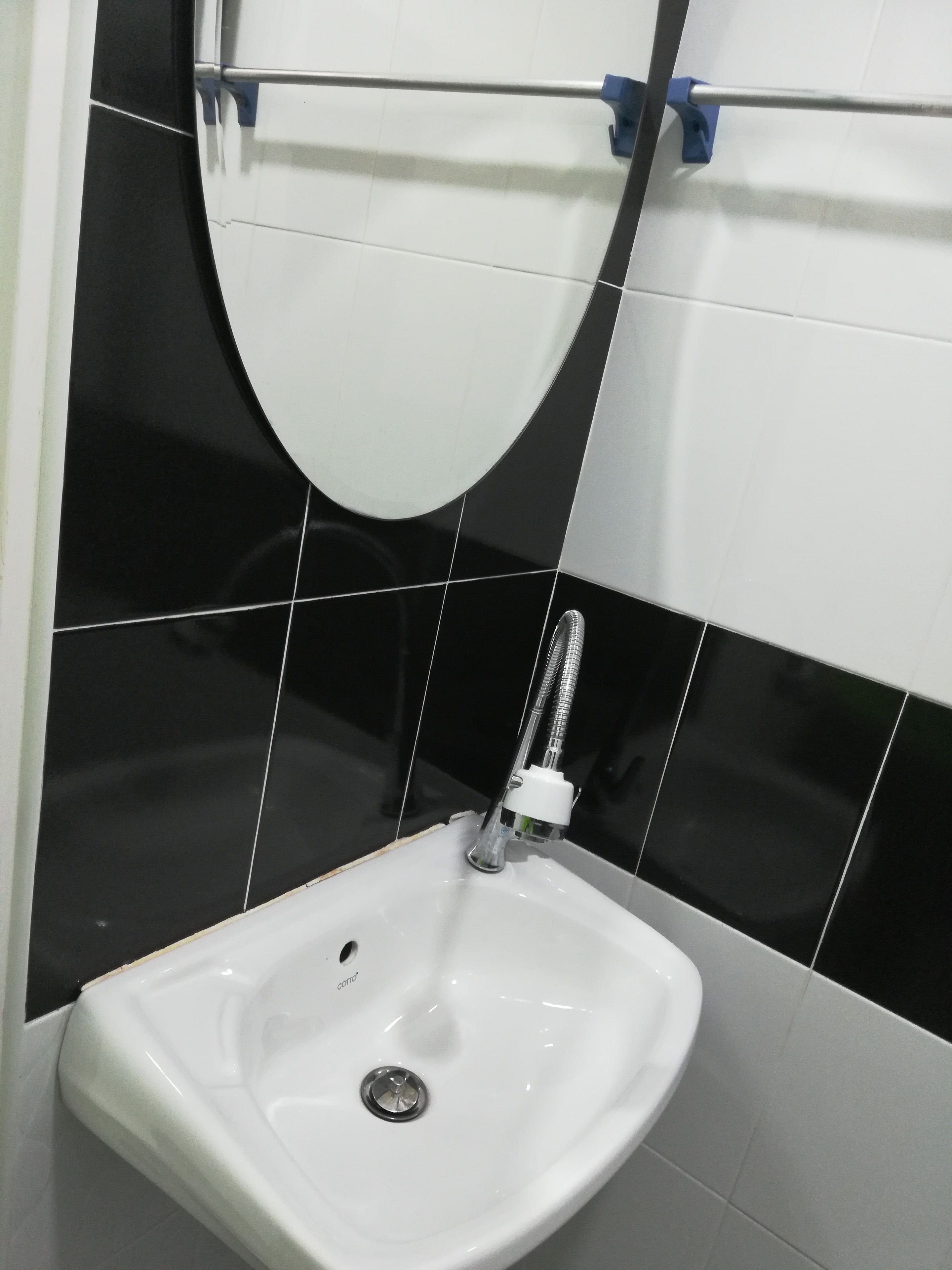 Shower, free toiletries, towels
