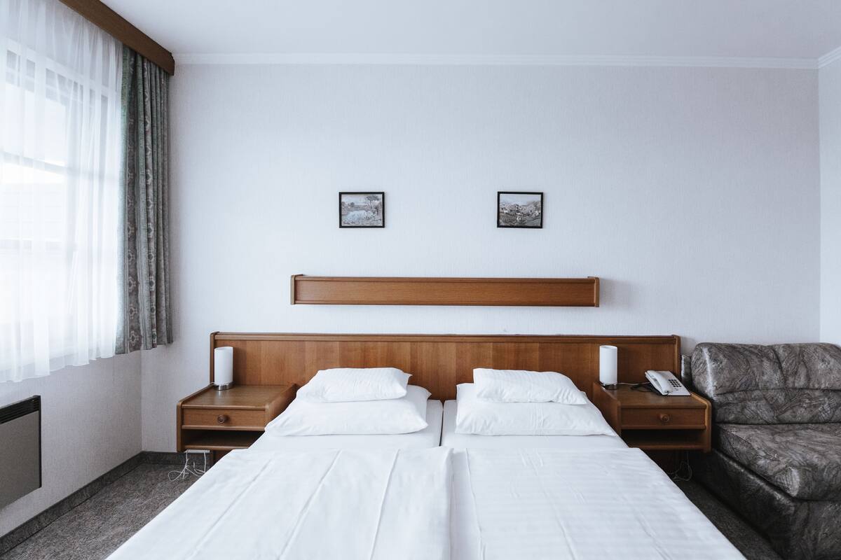 Zimmersafe, Schreibtisch, Verdunkelungsvorhänge, Zustellbetten