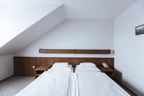 Quarto casal | Cofres nos quartos, escrivaninha, cortinas blackout