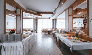 Café da manhã com buffet grátis todos os dias