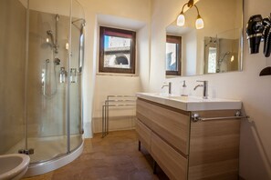 Economy Double or Twin Room | Bathroom - Il Castello Di Campello (Campello sul Clitunno)