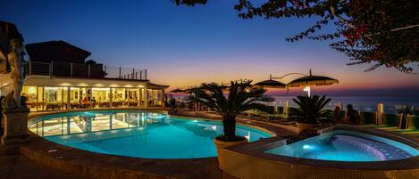 Außenpool (je nach Saison geöffnet), Sonnenschirme, Liegestühle