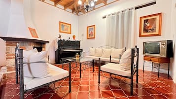 Casa familiar | Zona de estar | Una televisión de pantalla plana, libros, servicios de streaming