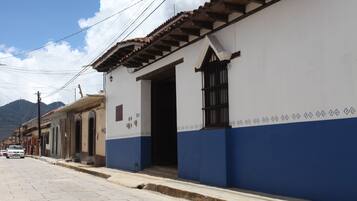 Vista frontal de la propiedad