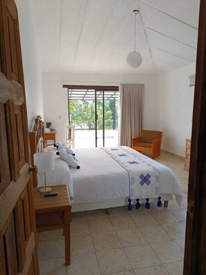 高档床上用品、办公桌、笔记本电脑工作区、遮光窗帘