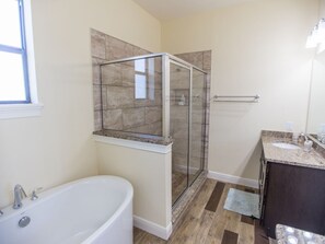 Badewanne, Haartrockner, Handtücher, Toilettenpapier