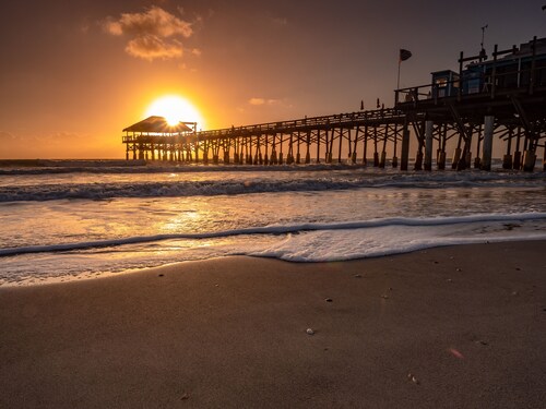 1 blk to the beach. 3 bdrm/3.5 bath, beach items, longboard, pickleball closeby