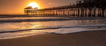 1 blk to the beach. 3 bdrm/3.5 bath, beach items, longboard, pickleball closeby
