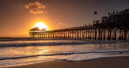 1 blk to the beach. 3 bdrm/3.5 bath, beach items, longboard, pickleball closeby