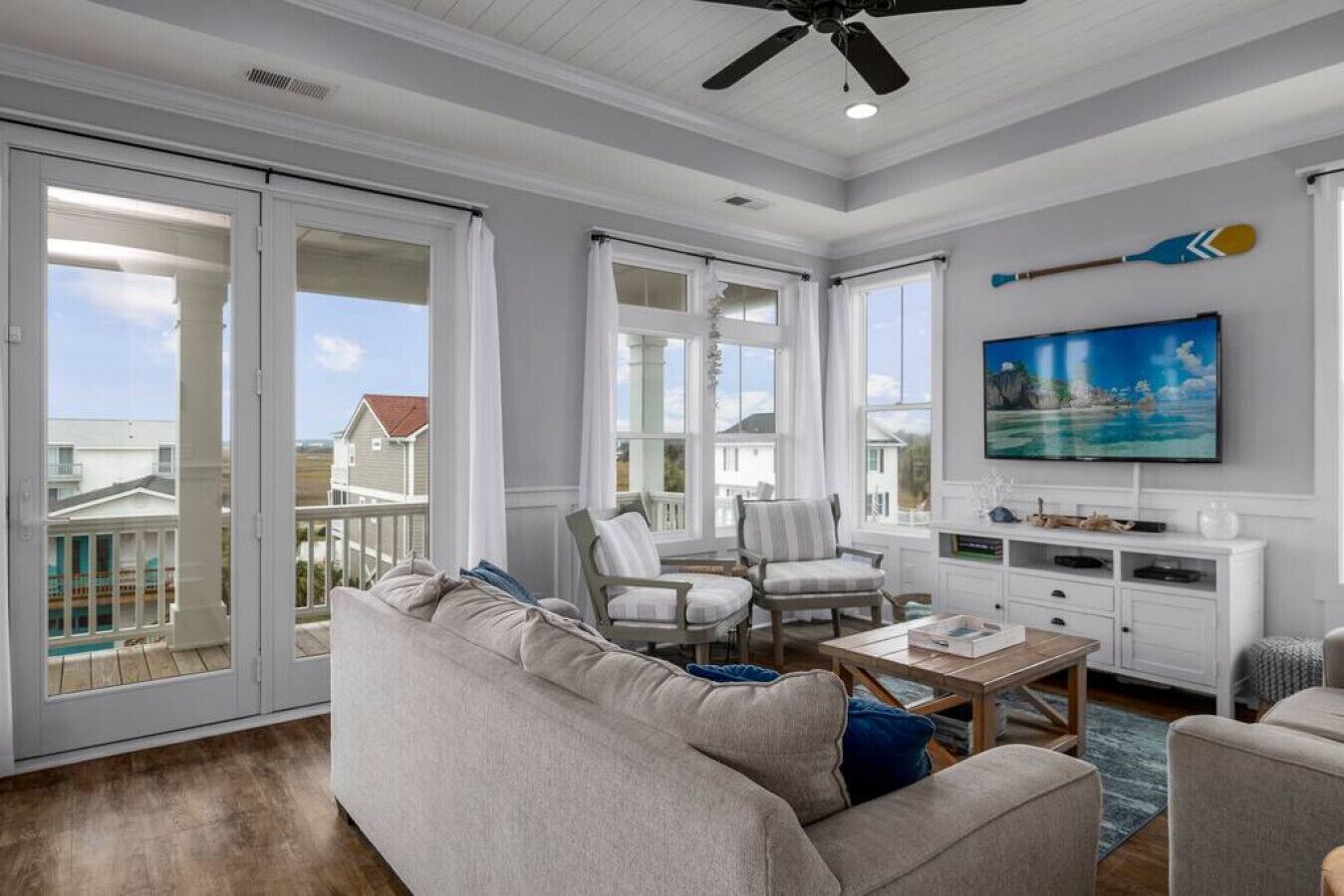 Smart-TV, DVD-Player, Bücher, Stereoanlage