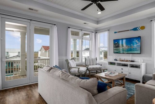 New home w/ huge pool, 2 min walk to beach!