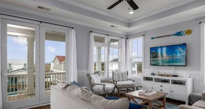 New home w/ huge pool, 2 min walk to beach!