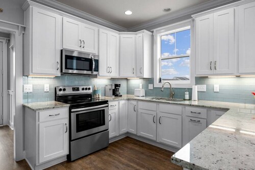 New home w/ huge pool, 2 min walk to beach!