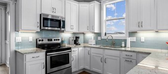 New home w/ huge pool, 2 min walk to beach!