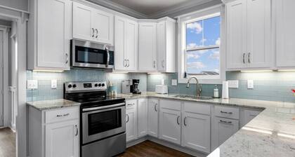 New home w/ huge pool, 2 min walk to beach!