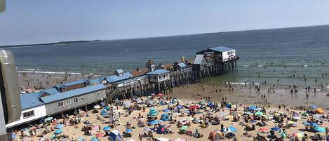 En la playa, sillas reclinables de playa, toallas de playa