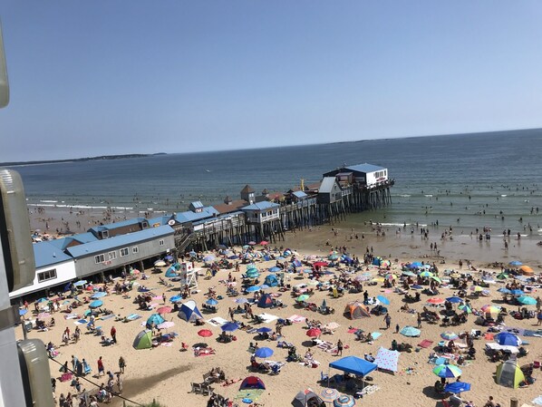 Sulla spiaggia, lettini da mare, teli da spiaggia