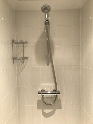 Haartrockner, Handtücher, Toilettenpapier