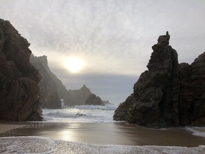 A coastal landscape with rocky cliffs and a beach. - Quinta do Pé Descalço Guesthouse Sintra (Sintra)