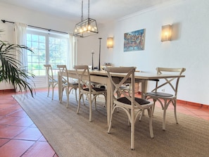 Daily continental breakfast (EUR 12 per person)