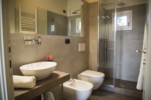 Een douche, een haardroger, een bidet, handdoeken
