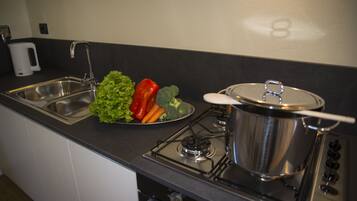 Réfrigérateur, micro-ondes, four, plaque de cuisson