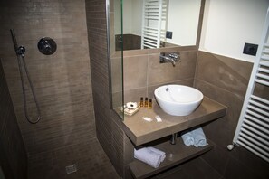 Shower, hair dryer, bidet, towels - Villa La Torre in Montespertoli FI, Apartment Torre 3 bedrooms 6 beds (La Torre)