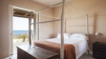 5 quartos, escrivaninha, ferros/tábuas de passar roupa, berço de viagem