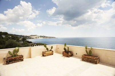 DETACHED VILLA WITH POOL AND DIRECT ACCESS TO THE SEA IN SALENTO 