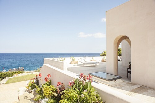 DETACHED VILLA WITH POOL AND DIRECT ACCESS TO THE SEA IN SALENTO 