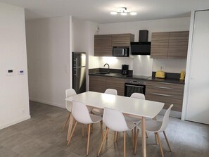 Kühlschrank, Mikrowelle, Ofen, Geschirrspüler