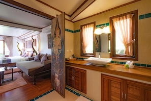 Luxury Private Pool Villa | Wastafel kamar mandi